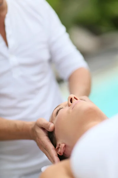 Mulher recebendo massagem facial — Fotografia de Stock