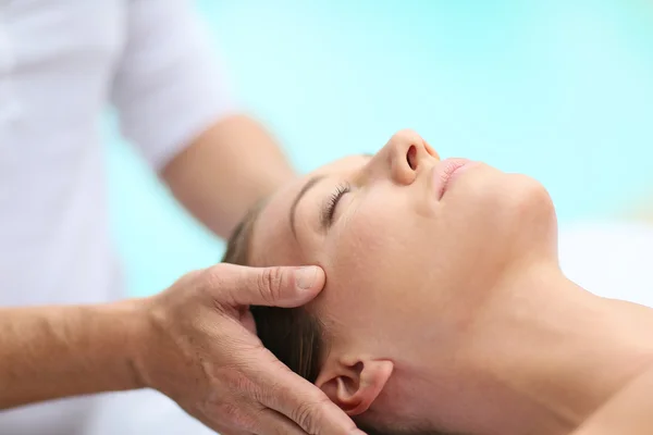 Vrouw ontvangende gezicht massage — Stockfoto