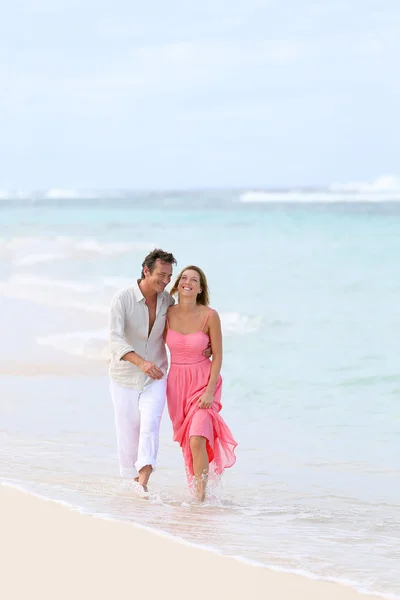 Пара гуляє на піщаному пляжі — стокове фото