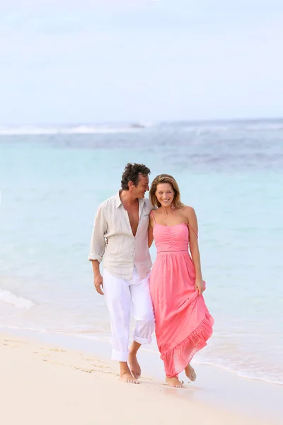 Couple walking on sandy beach — Stock Photo, Image