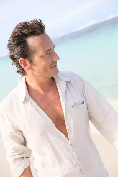 Man walking on beach — Stock Photo, Image