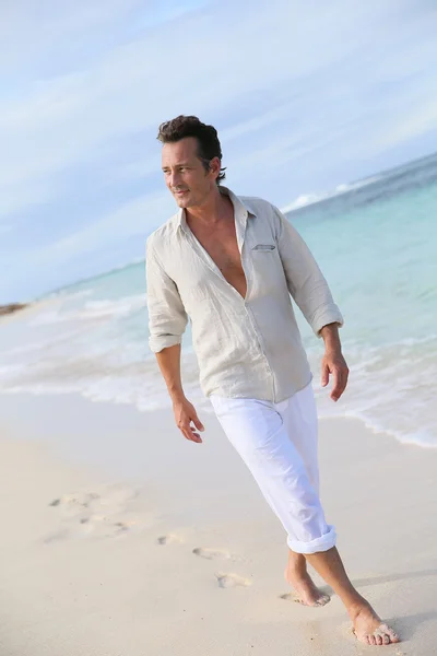 Man walking on beach — Stock Photo, Image