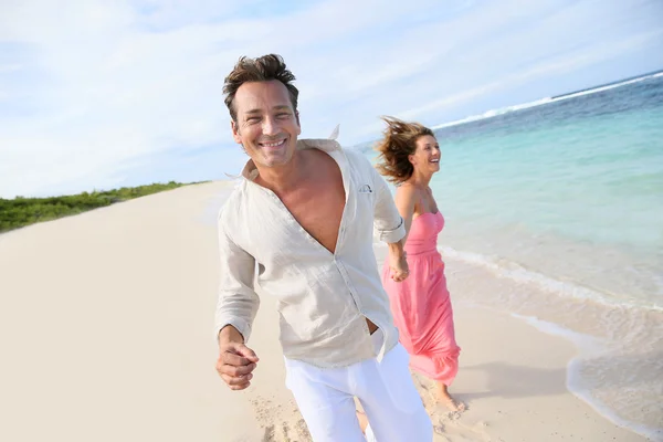 Casal na praia do Caribe — Fotografia de Stock