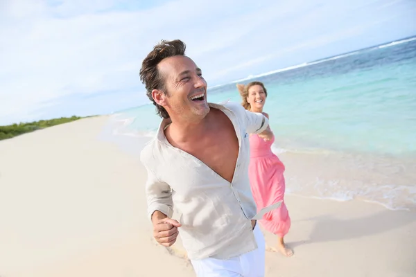 Casal na praia do Caribe — Fotografia de Stock