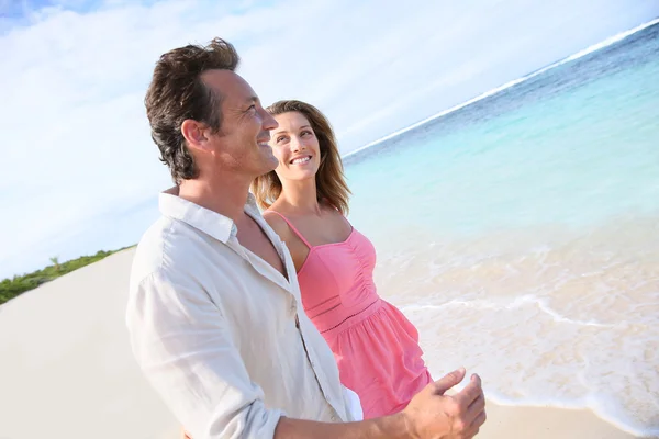 夫妇在加勒比海滩上 — 图库照片