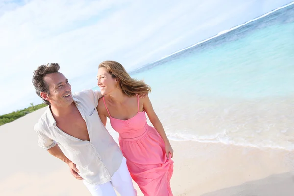 Casal na praia do Caribe — Fotografia de Stock