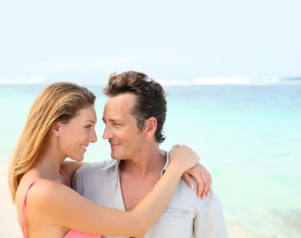 Couple d'âge moyen à la plage — Photo