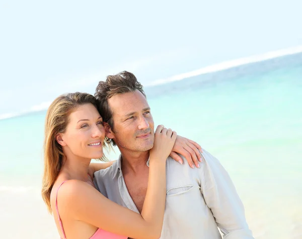Middle-aged couple at beach — Stock Photo, Image