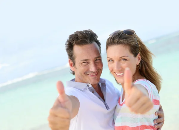 Casal mostrando polegares para cima — Fotografia de Stock