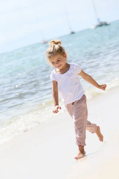 Chica corriendo en la playa — Foto de Stock
