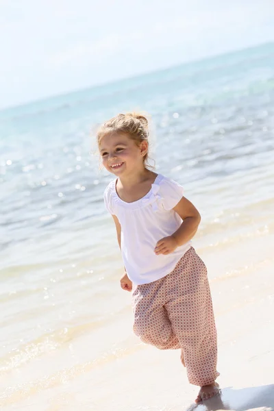 Ragazza che corre sulla spiaggia — Foto Stock