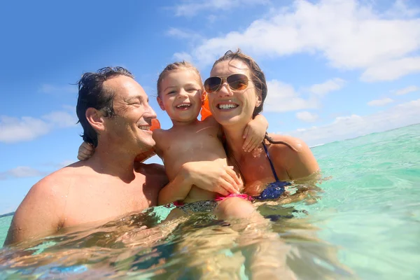 Familia disfrutando del baño — Foto de Stock