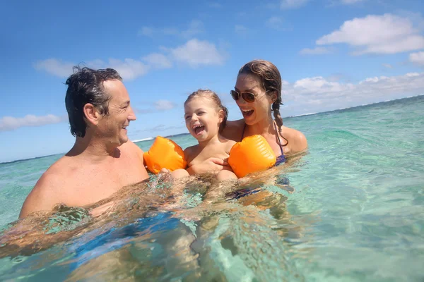 Famiglia che si gode il bagno — Foto Stock