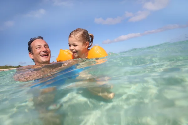 Pai e menina no mar — Fotografia de Stock