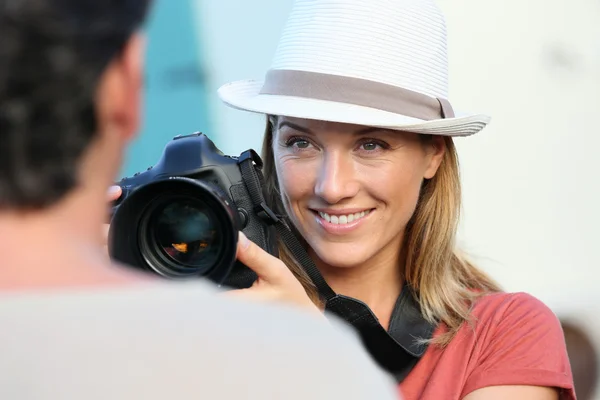 Photographer guiding model — Stock Photo, Image
