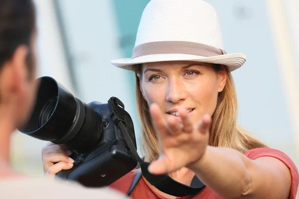 Photographer guiding model — Stock Photo, Image