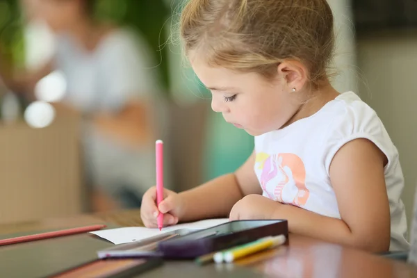 Chica haciendo dibujos — Foto de Stock