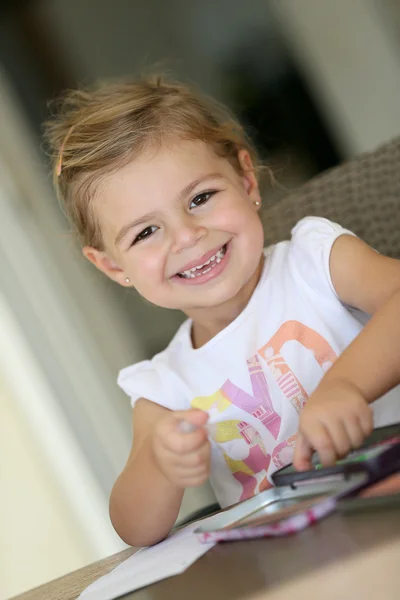 Girl making drawings — Stock Photo, Image