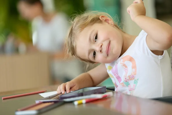 Menina fazendo desenhos — Fotografia de Stock