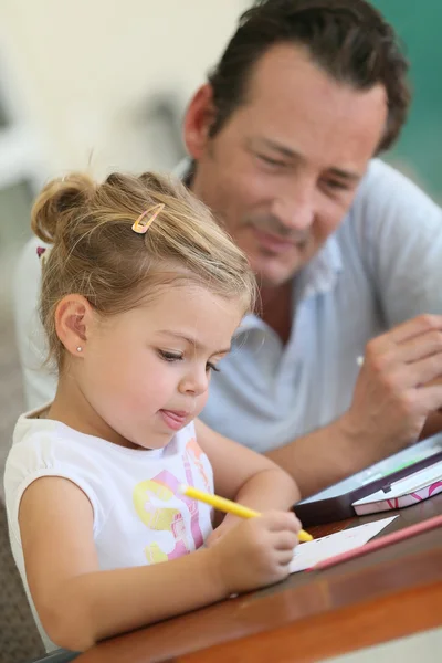 Daddy watching girl drawing — Stock Photo, Image