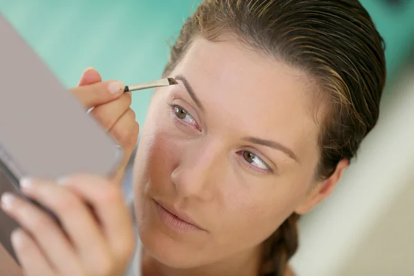 Woman applying makeup — Stock Photo, Image