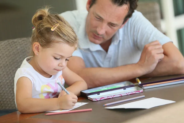 Papa sieht Mädchen beim Zeichnen zu — Stockfoto