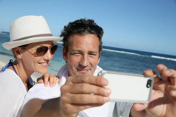 Casal fazendo selfie com smartphone — Fotografia de Stock