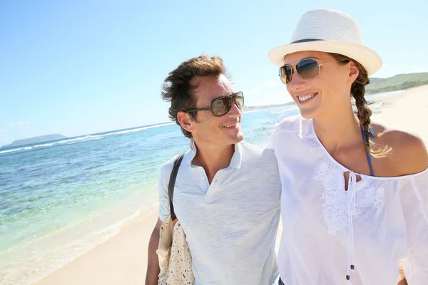 Couple marchant sur la plage — Photo