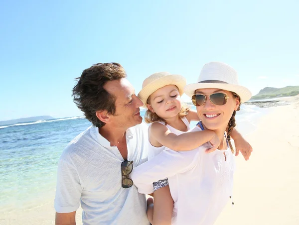 Vrolijke familie op strand — Stockfoto
