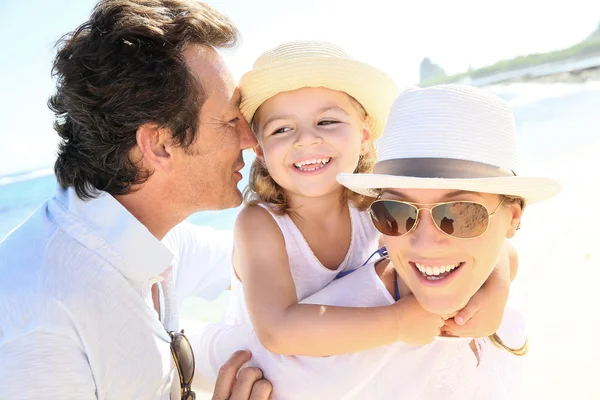 Vrolijke familie op strand — Stockfoto