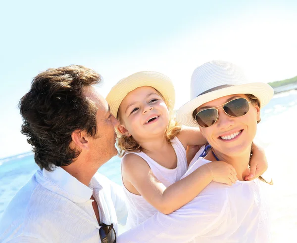 Glad familj på stranden — Stockfoto