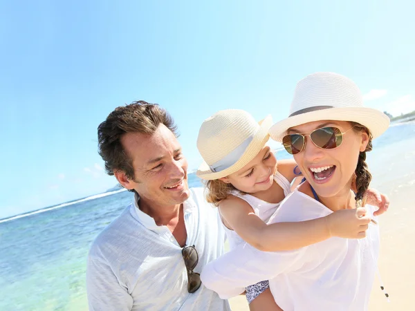 Glad familj på stranden — Stockfoto