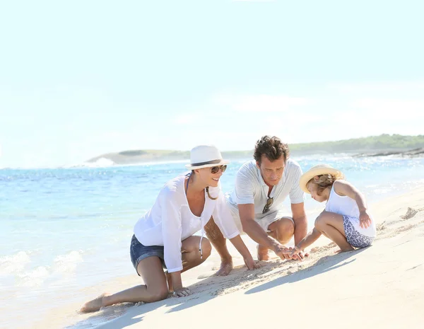 Parents and child playing on beach — Stock Photo, Image