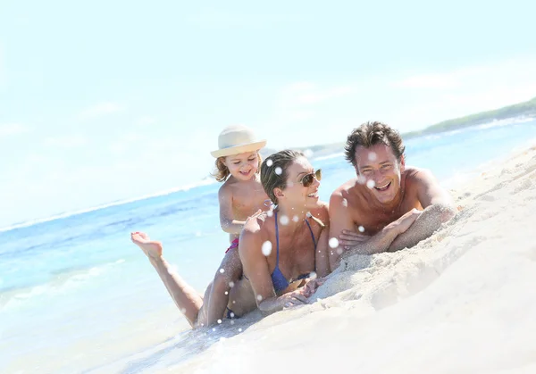 Familie liegt am Sandstrand — Stockfoto