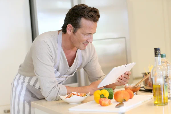 Man with digital tablet — Stock Photo, Image