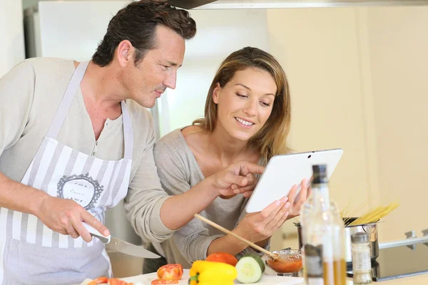 Coppia guardando la ricetta su tablet — Foto Stock