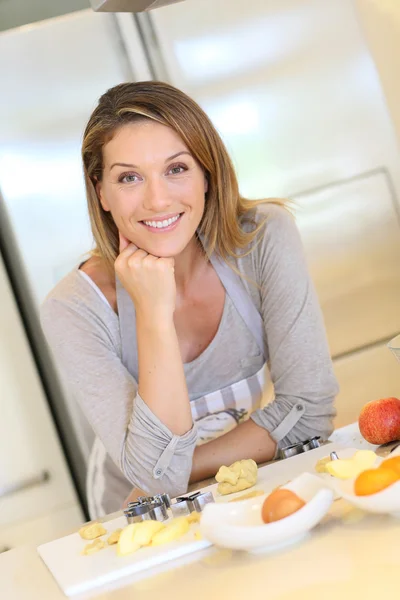 Femme dans la cuisine moderne — Photo