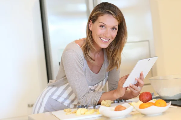 Frau schaut Rezept auf digitalem Tablet an — Stockfoto