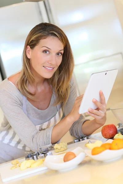 Žena při pohledu na recept na digitálním tabletu — Stock fotografie