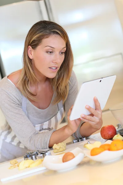 Mujer mirando receta en la tableta digital — Foto de Stock