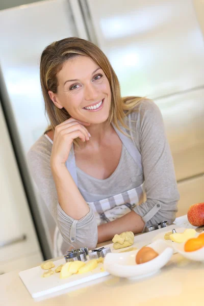 Woman in modern kitchen — Stock Photo, Image