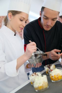 Şef pasta içinde öğrenci olan