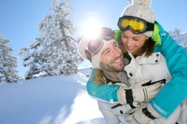 Adam kız arkadaşını sırtında taşıyor.