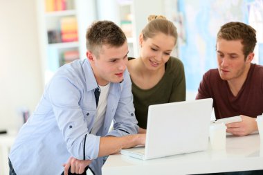 Teknoloji öğeleri kullanan kişiler