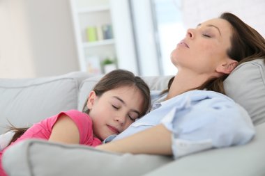 Anne ve kızı şekerleme