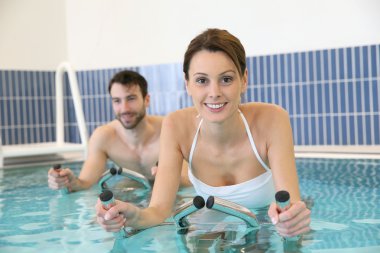Aquabike eğitim yaparken çift
