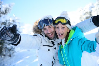 Başparmak gösterilmesini kayakçı