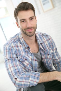 Düşünceli neşeli adam