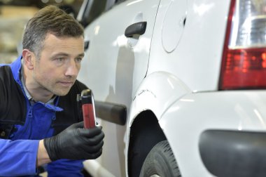 Mekanik Oto kaporta üzerinde kontrol
