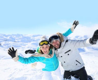 Karda eğleniyor Çift